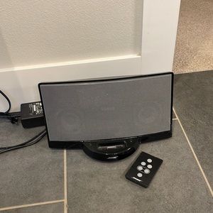 Older iPhone model Bose sounddock - comes with remote